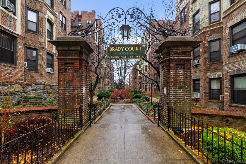 Sponsor Direct, No Board Approval. Fully renovated large - Beach Home for sale in Bronx, New York on Beachhouse.com