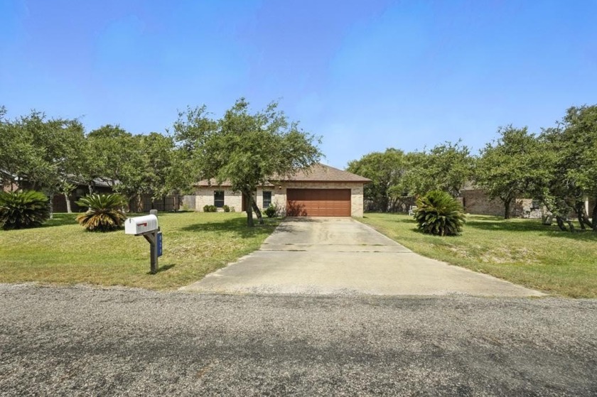 Welcome to your coastal retreat! This 3-bedroom, 2-bath beach - Beach Home for sale in Rockport, Texas on Beachhouse.com