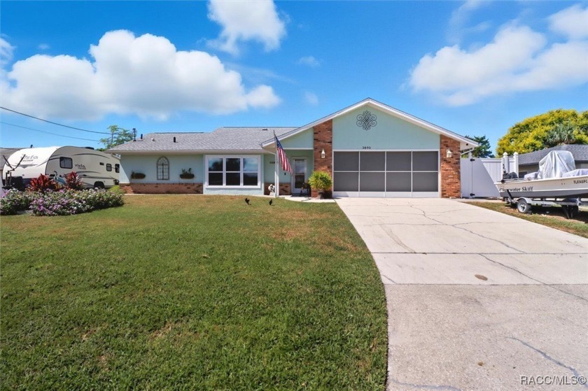 Welcome to your own slice of Crystal River paradise! This 2 bed - Beach Home for sale in Crystal River, Florida on Beachhouse.com