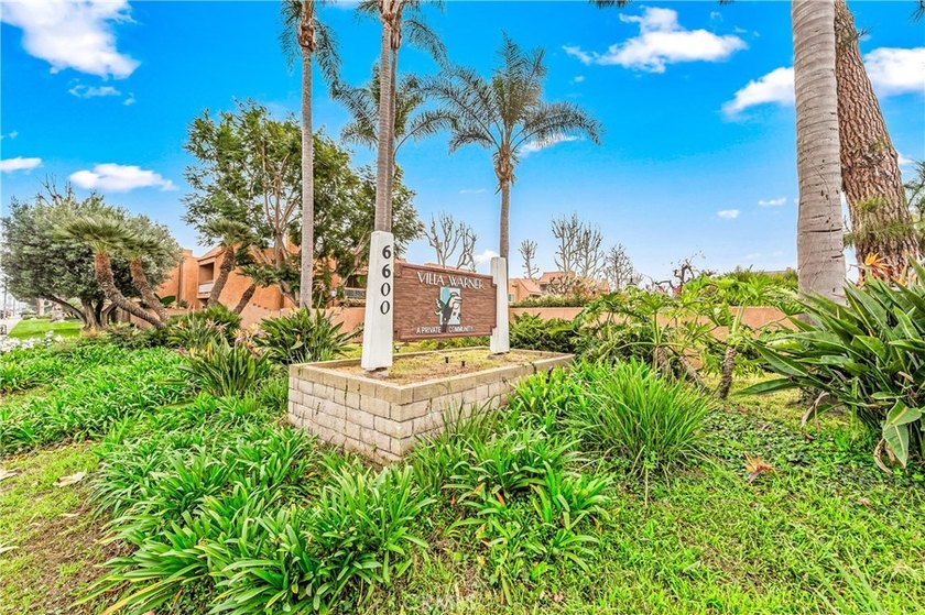 Gorgeous two-bedroom ground floor unit featuring a spacious - Beach Condo for sale in Huntington Beach, California on Beachhouse.com