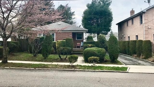 New to Market! SD #26! Charming, 3 Bedroom Ranch-style brick - Beach Home for sale in Douglaston, New York on Beachhouse.com