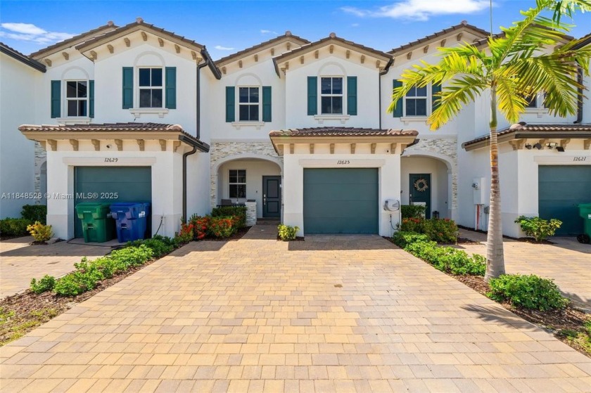 Enjoy life in this beautiful townhouse that offers a perfect - Beach Townhome/Townhouse for sale in Miami, Florida on Beachhouse.com