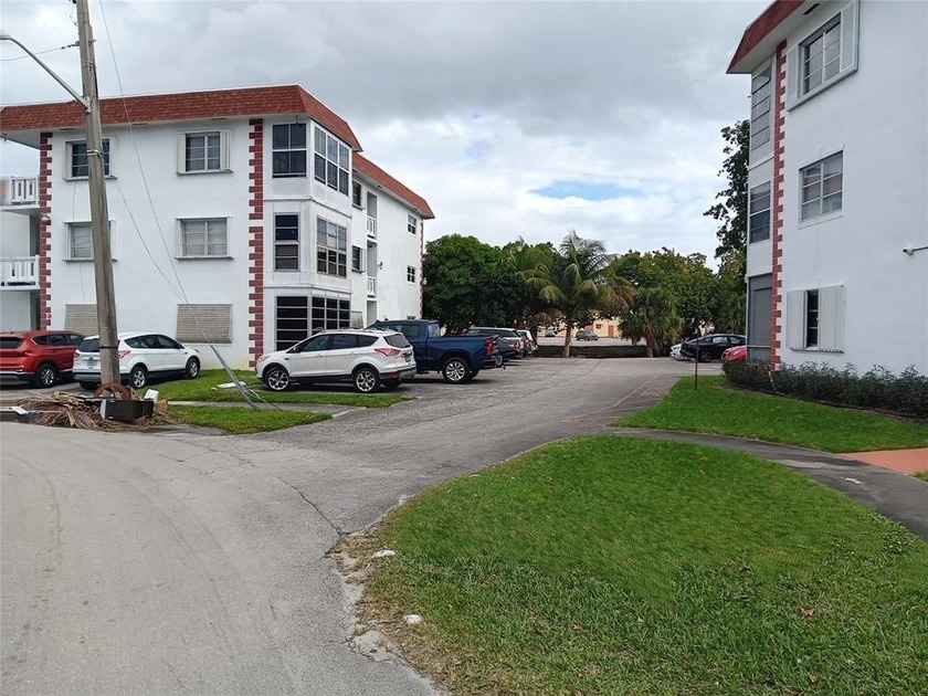 A BEAUTIFULL 2 BEDROOMS & 2 BATHROOMS CONDO WITH ALL USED - Beach Condo for sale in Lauderhill, Florida on Beachhouse.com