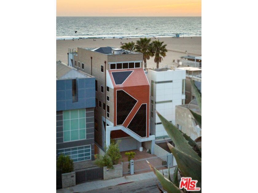Extraordinary ocean front architectural residence located on - Beach Home for sale in Santa Monica, California on Beachhouse.com