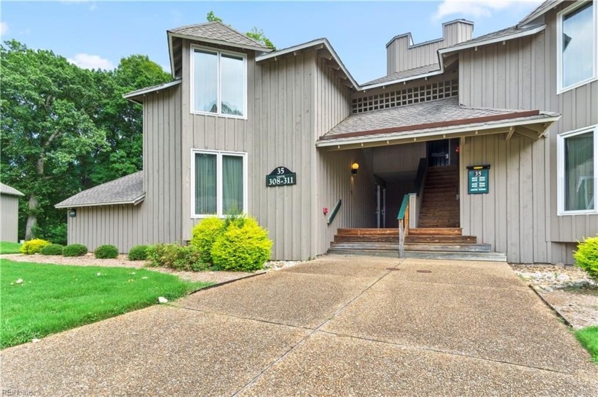 Charming 3-bedroom, 3-Bathroom Resort Condo In Kingsmill Resort - Beach Home for sale in Williamsburg, Virginia on Beachhouse.com