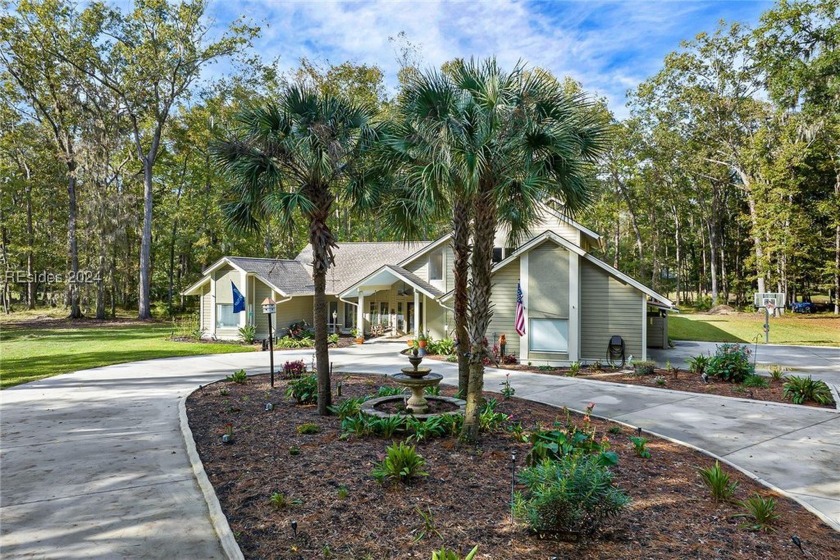 Welcome to 25 Martingale E. This stately property sits behind - Beach Home for sale in Bluffton, South Carolina on Beachhouse.com