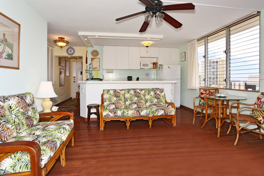 High-Floor 1-Bedroom with Kitchen, WasherDryer, Wi-Fi, Pool - Beach Vacation Rentals in Honolulu, Hawaii on Beachhouse.com