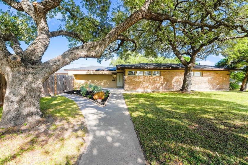 Seller now offering an addt' $2,500 landscape allowance! Welcome - Beach Home for sale in Aransas Pass, Texas on Beachhouse.com