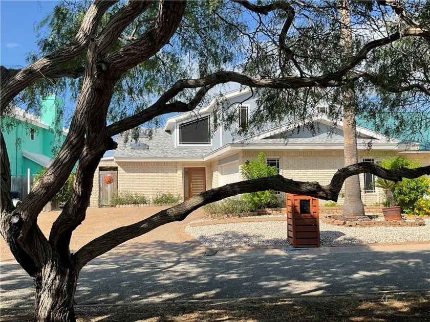 Padre Island waterfront beauty! This home has been meticulously - Beach Home for sale in Corpus Christi, Texas on Beachhouse.com