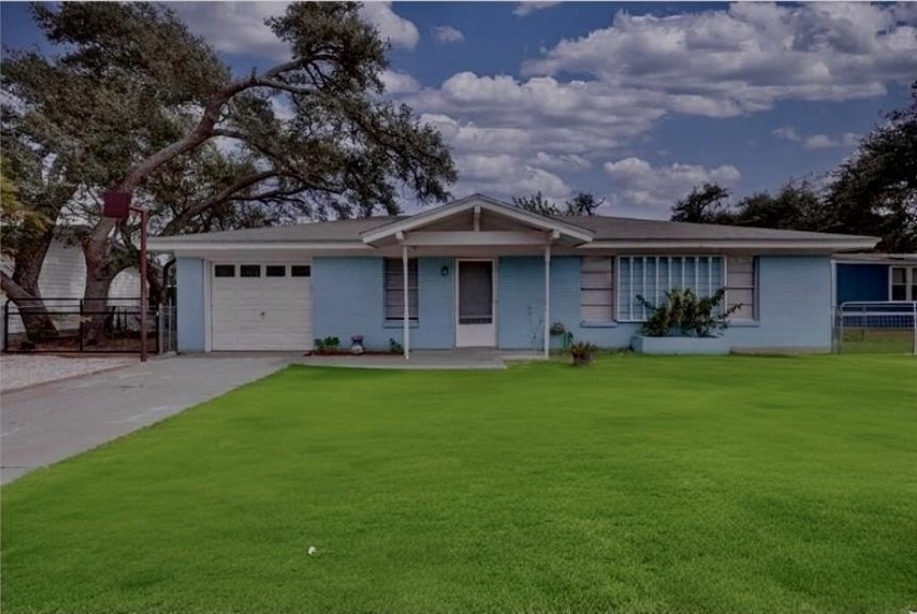 New Coastal Cottage Listing in Rockport, TX - Short-Term Rentals - Beach Home for sale in Rockport, Texas on Beachhouse.com