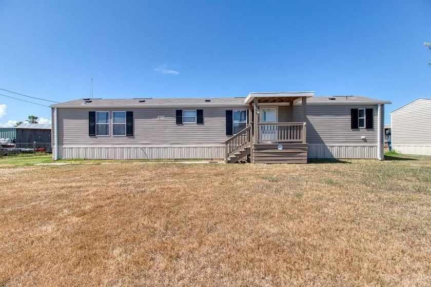ABSOLUTELY beautiful and well maintained lot with mobile home on - Beach Home for sale in Rockport, Texas on Beachhouse.com