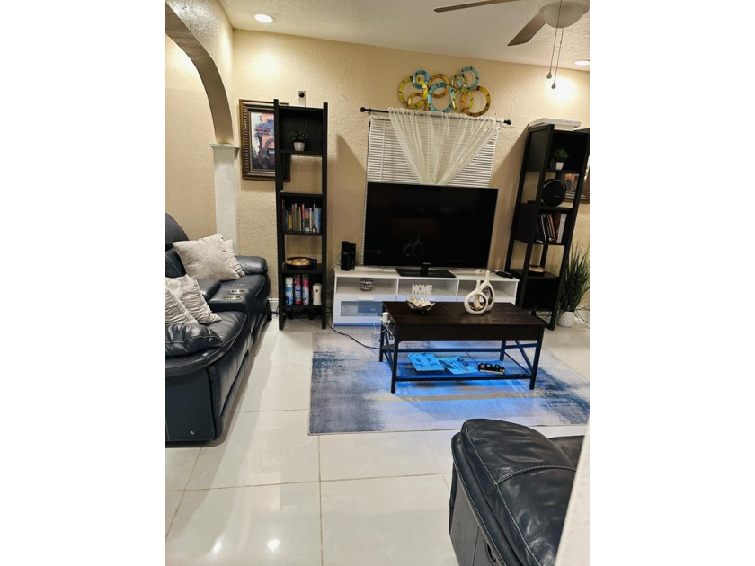 Beautifful 3/2 single family house with a huge master bedroom - Beach Home for sale in West Palm Beach, Florida on Beachhouse.com