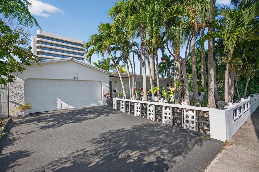 Conveniently located, this 3 bed, 2 bath home offers comfortable - Beach Home for sale in West Palm Beach, Florida on Beachhouse.com