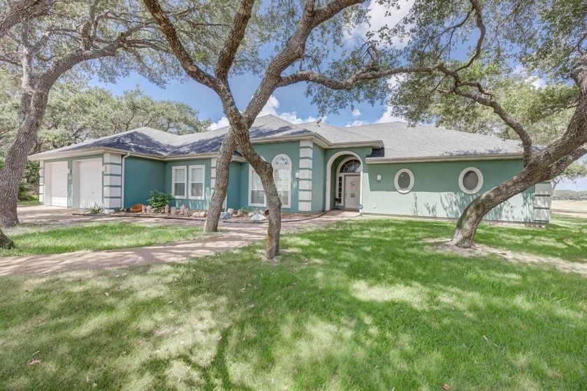 Welcome to 13th Fairway that hosts a beautifully appointed - Beach Home for sale in Rockport, Texas on Beachhouse.com