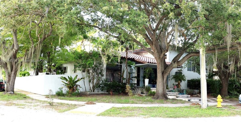 This waterfront retreat in Davis Harbor offers direct deep-water - Beach Home for sale in Miami, Florida on Beachhouse.com