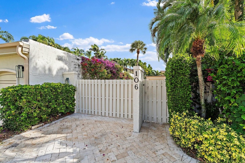 Gated and private Jupiter residence offering a rare - Beach Home for sale in Jupiter, Florida on Beachhouse.com
