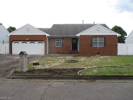 Rancher with 2 car attached garage, formal living room, family - Beach Home for sale in Chesapeake, Virginia on Beachhouse.com