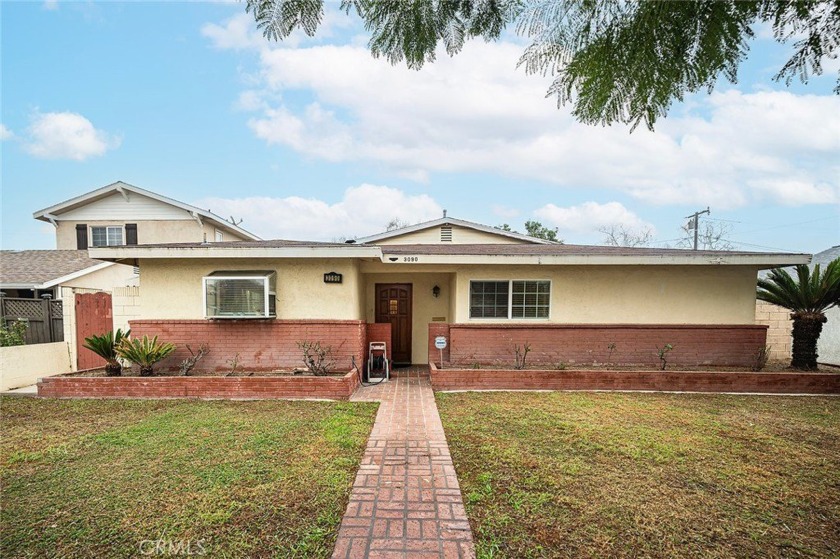 Bring your vision to this charming 3 bedroom, 2 bathroom classic - Beach Home for sale in Long Beach, California on Beachhouse.com