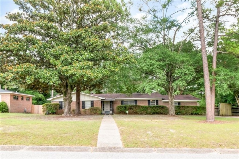 NEW on the market, MOVE-IN READY! LOCATION IS GREAT!! Choice - Beach Home for sale in Mobile, Alabama on Beachhouse.com