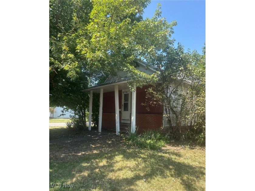 Discover the potential in this 3-bedroom ranch featuring a full - Beach Home for sale in Lorain, Ohio on Beachhouse.com