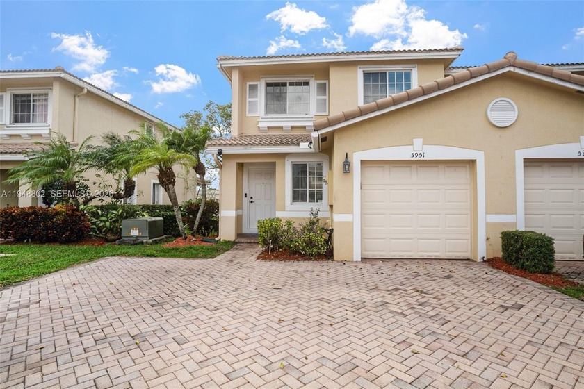 Immaculate 3 bedroom, 2 1/2 bathroom, 1 car garage corner unit - Beach Townhome/Townhouse for sale in Tamarac, Florida on Beachhouse.com