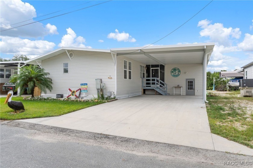Life is short-buy the river house! This beautifully remodeled - Beach Home for sale in Homosassa, Florida on Beachhouse.com