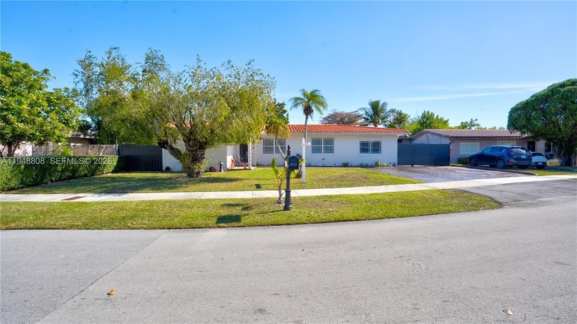 Beautifully updated 3-bedroom, 2-bathroom home with in-law - Beach Home for sale in Miami, Florida on Beachhouse.com