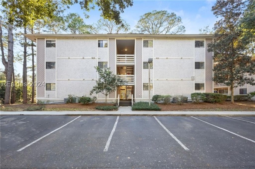 Great 2nd floor end unit with close proximity to the pool, in - Beach Home for sale in Hilton Head Island, South Carolina on Beachhouse.com