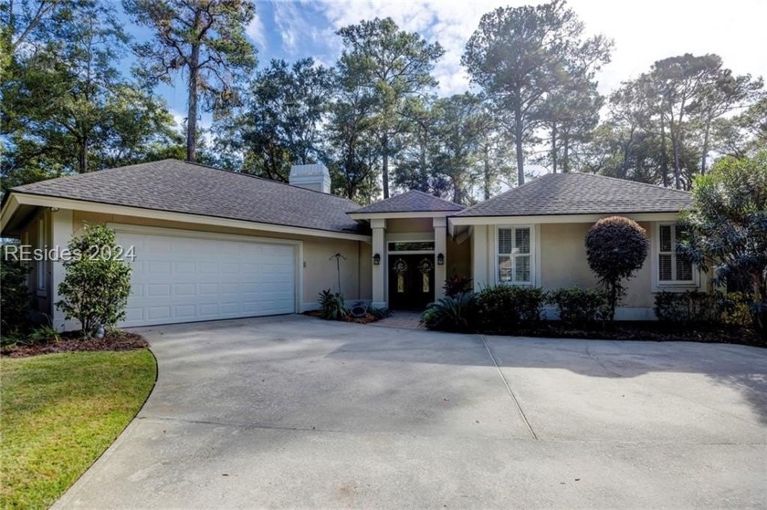 This *courtyard home* lives large with a separate Casita/cabana - Beach Home for sale in Hilton Head Island, South Carolina on Beachhouse.com