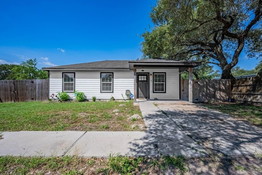 Adorable Farmhouse Coastal Home in Rockport!  Fall in love with - Beach Home for sale in Rockport, Texas on Beachhouse.com