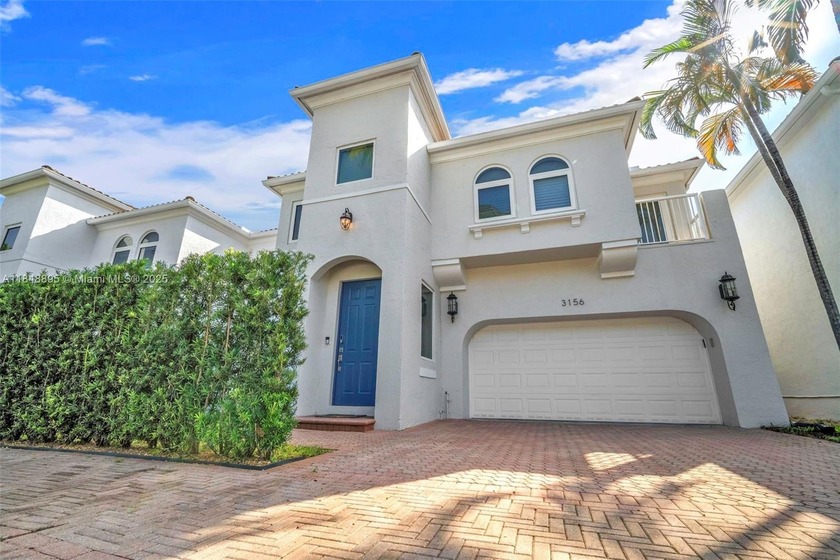 Move-in ready and absolutely stunning! This beautifully - Beach Home for sale in Aventura, Florida on Beachhouse.com