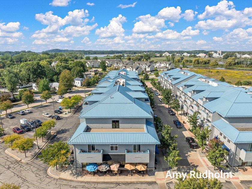 Turn key! Beautiful 1 bedroom, 1.5 bath end unit Condo in the - Beach Condo for sale in Grand Haven, Michigan on Beachhouse.com