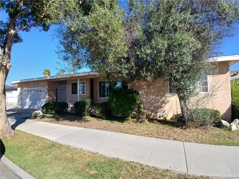 Welcome to this 3-bedroom, 2-bath home that is ready for someone - Beach Home for sale in Long Beach, California on Beachhouse.com