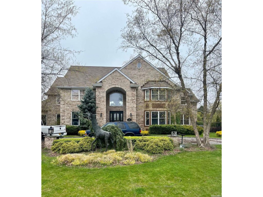 Captivating and expansive 5700 sqft. Colonial nestled in *The - Beach Home for sale in East Islip, New York on Beachhouse.com