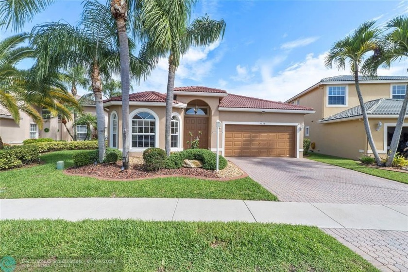 COME AND SEE THIS 4/2/1 GEM IN BEAUTIFUL WYNDHAM LAKES! This - Beach Home for sale in Coral Springs, Florida on Beachhouse.com