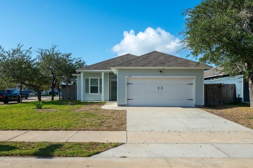 Beautifully maintained 3 bedroom, 2 bath home. The third bedroom - Beach Home for sale in Aransas Pass, Texas on Beachhouse.com