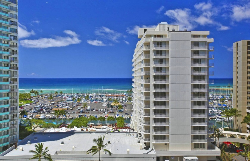 GREAT location! Marina view! Washerdryer, AC, WiFi - Beach Vacation Rentals in Honolulu, Hawaii on Beachhouse.com