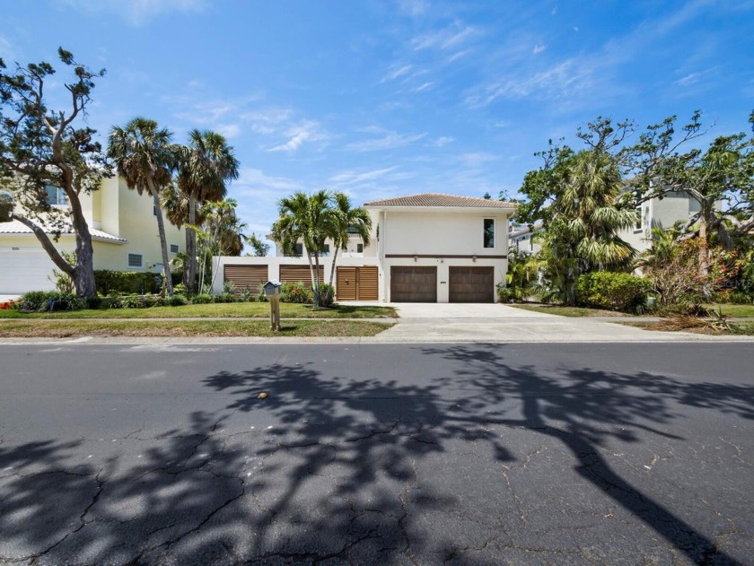 Under contract-accepting backup offers. An ideal waterfront - Beach Home for sale in Longboat Key, Florida on Beachhouse.com