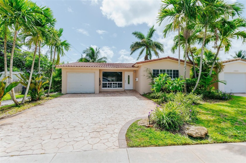 Talk about location, location, location! This beautiful 3 - Beach Home for sale in Hollywood, Florida on Beachhouse.com