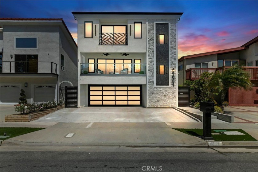 Located in Huntington Beach, Surf City! Step into timeless - Beach Home for sale in Huntington Beach, California on Beachhouse.com