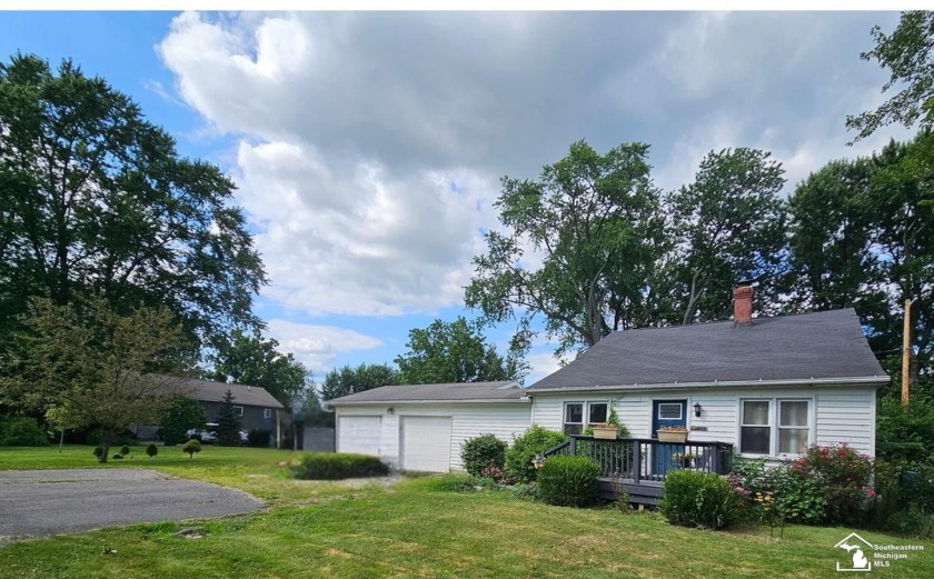 Beautiful 3 bedroom home located near Lake Erie! Stunning gas - Beach Home for sale in Monroe, Michigan on Beachhouse.com