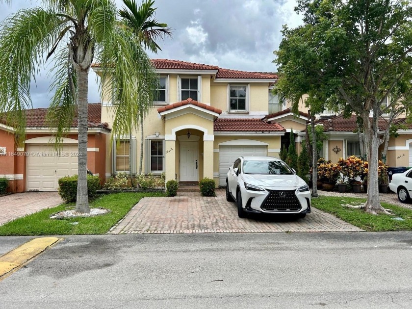 Beautiful two-story townhouse with 3 bedrooms and 2.5 bathroom - Beach Townhome/Townhouse for sale in Miami, Florida on Beachhouse.com