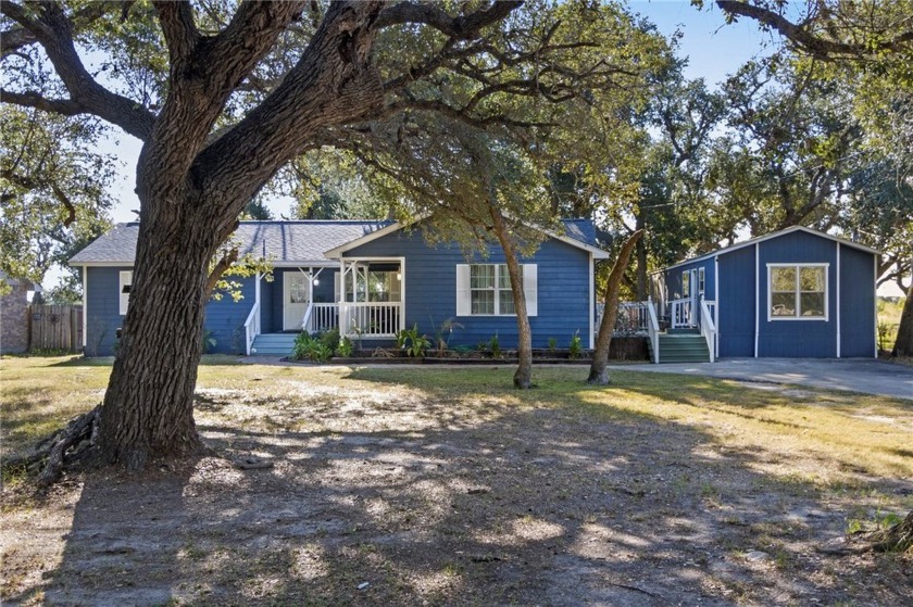 This charming 3-bedroom, 2-bath home (1514 sq ft) sits on a - Beach Home for sale in Rockport, Texas on Beachhouse.com