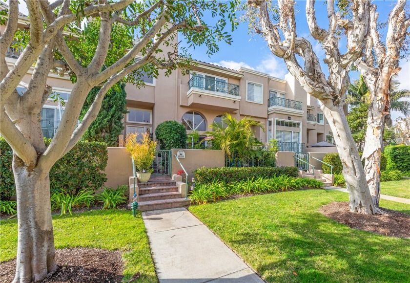 It doesn't get much better than this! A block to the Pacific - Beach Townhome/Townhouse for sale in Huntington Beach, California on Beachhouse.com