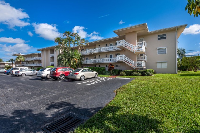 Tastefully Remodeled 1/1 Condo in Lake Clarke Gardens - Move-In - Beach Condo for sale in Lake Worth, Florida on Beachhouse.com