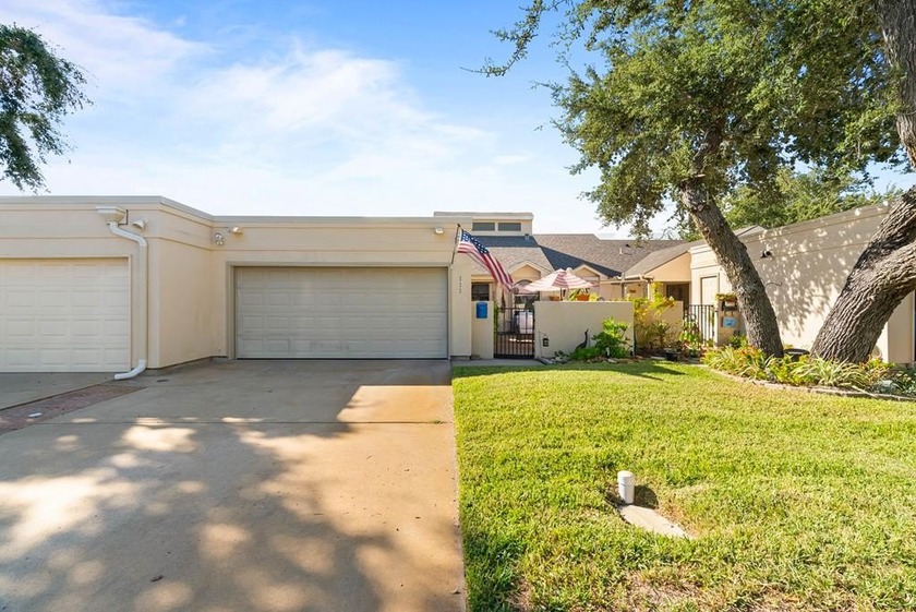 Welcome to easy living in Country Club Square! This  2/2 - Beach Home for sale in Rockport, Texas on Beachhouse.com