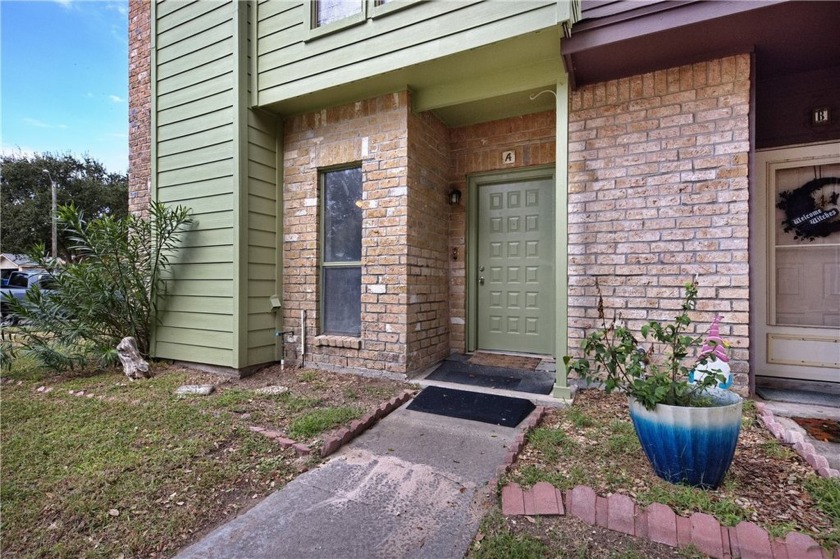 **NEW PRICE** - Step right into this charming corner unit - Beach Townhome/Townhouse for sale in Corpus Christi, Texas on Beachhouse.com