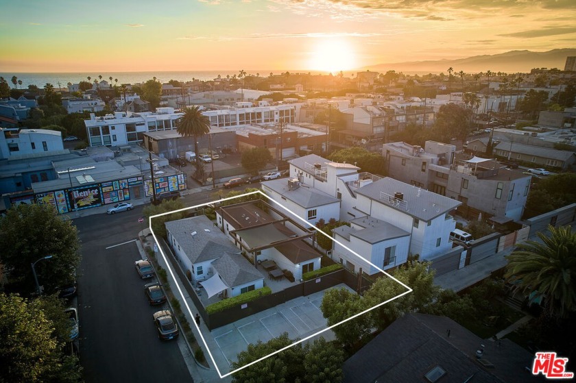 INCREDIBLE OPPORTUNITY - RARE 5,800+ sqft DOUBLE LOT w/ TWO - Beach Home for sale in Venice, California on Beachhouse.com
