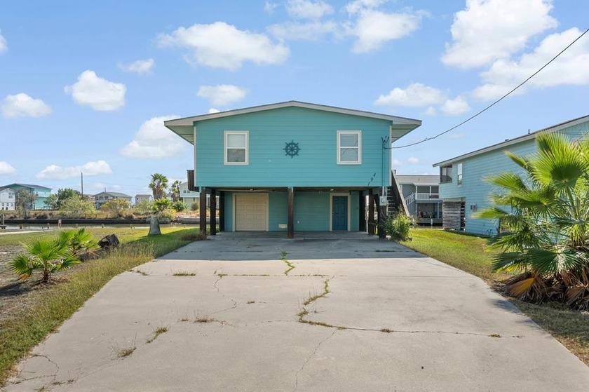 Charming Island-Style 2/2 home in Holiday Beach! This - Beach Home for sale in Rockport, Texas on Beachhouse.com
