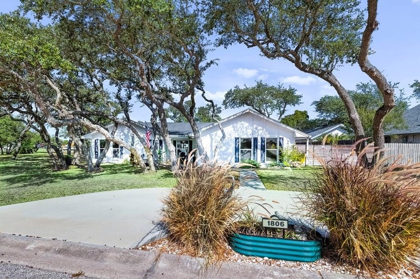 Gorgeous Harbor Oaks Home with a wonderful location and numerous - Beach Home for sale in Rockport, Texas on Beachhouse.com